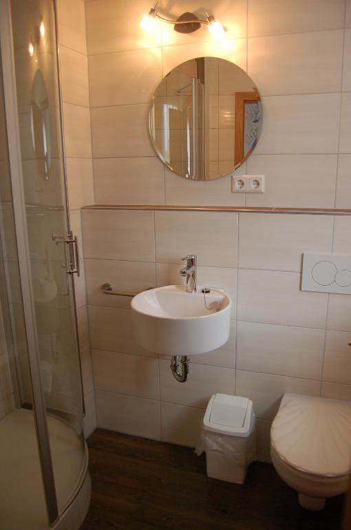 Weingut Klein-Goetz Hotell Bruttig-Fankel Exteriör bild